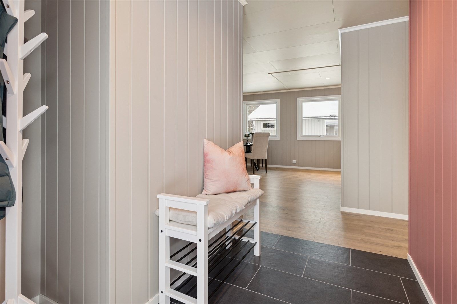 Lyst og hyggelig inngangsparti med garderobeplass. Galleribilde