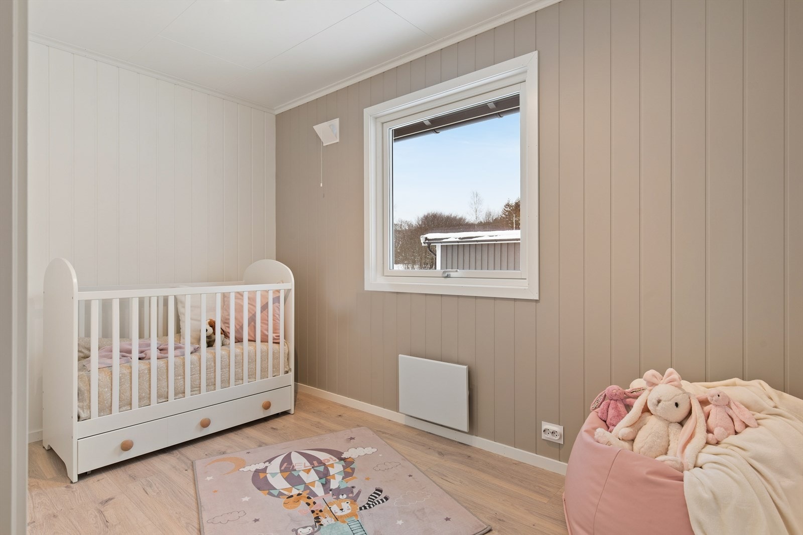 Et soverom til minstemann med plass til både seng og pult. Galleribilde