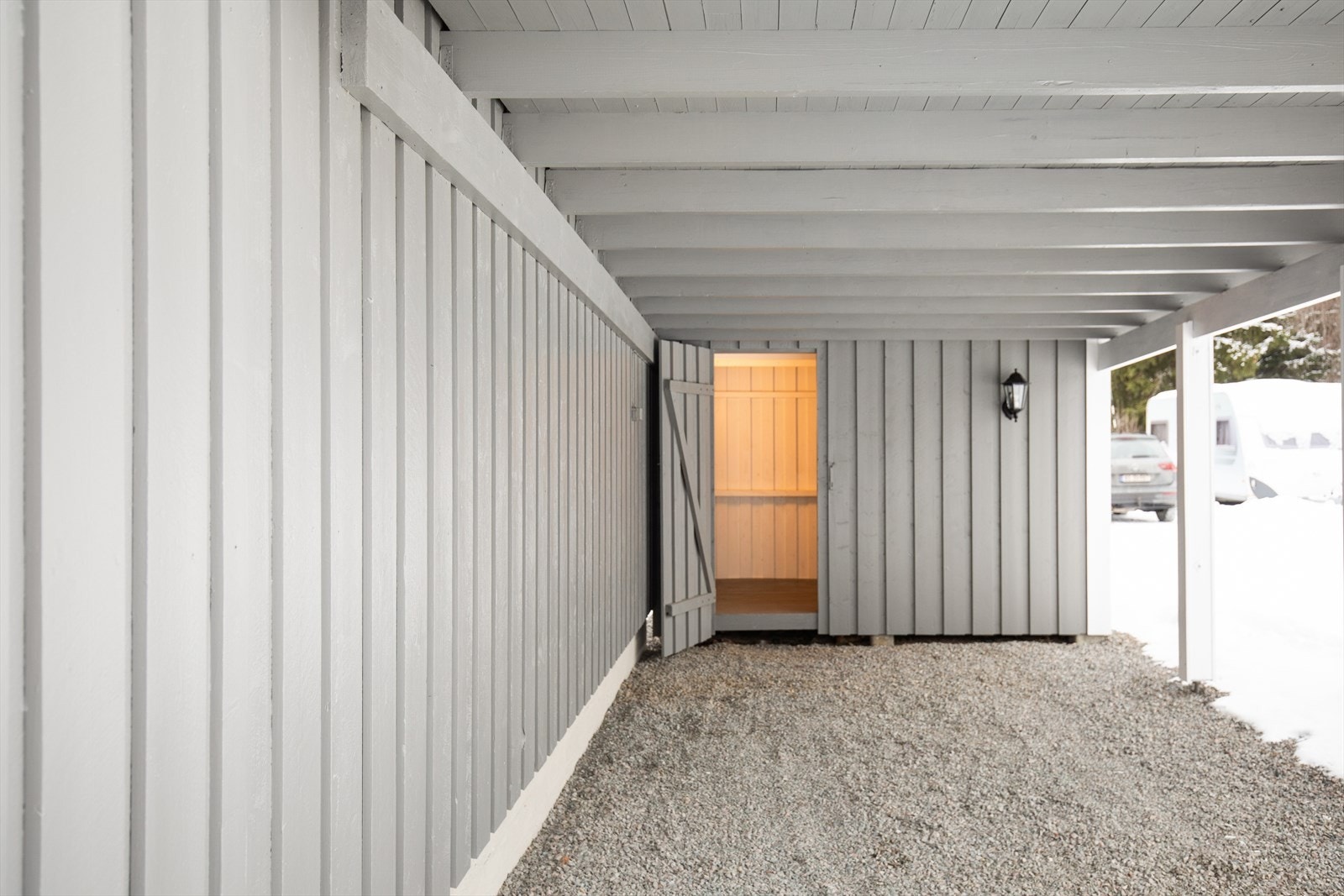 Carporten er bygget i tilknytning til huset og har en praktisk sportsbod i bakkant. Galleribilde