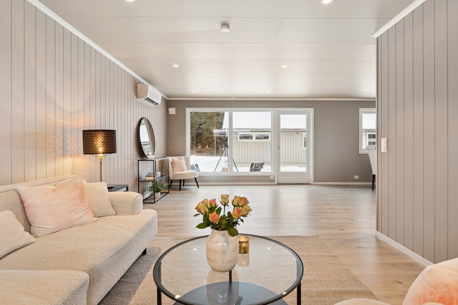 Under rehabiliteringen er det brukt gode materialer og huset er innredet i smakfulle farger. Galleribilde