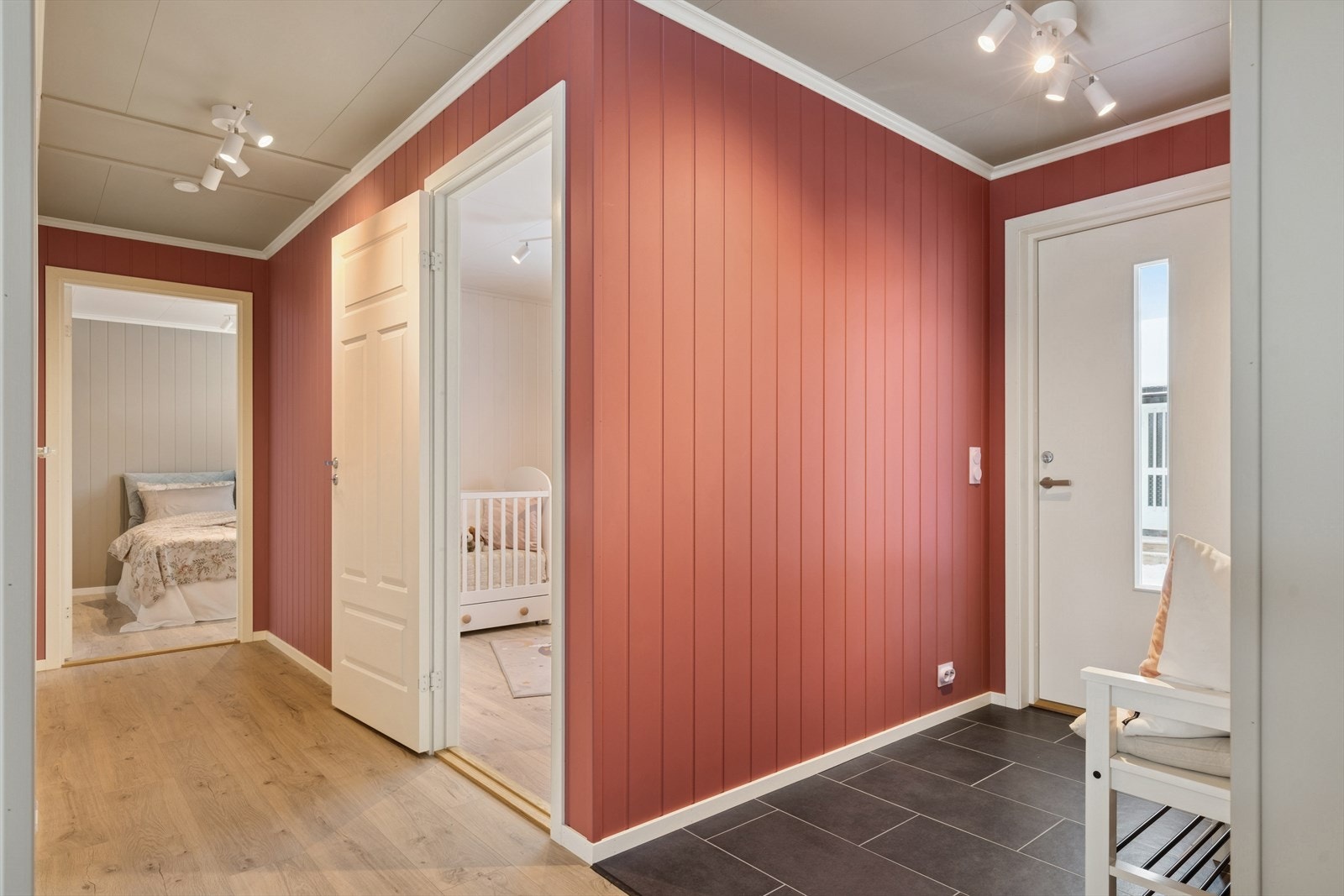 Praktiske fliser med varmekabler i inngangspartiet er et pluss. Galleribilde