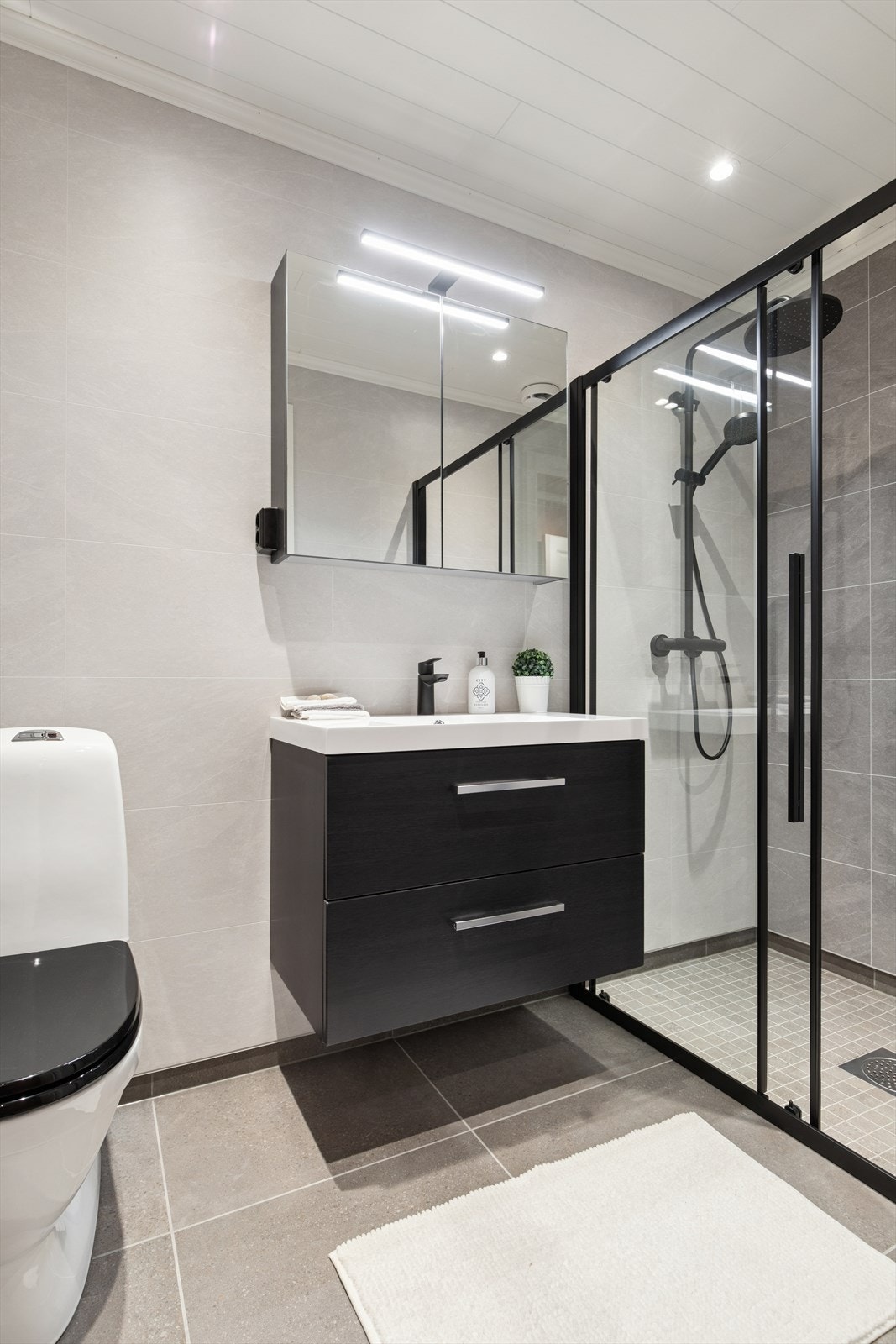 Badet er både lekkert og funksjonelt med god oppbevaringsplass. Galleribilde