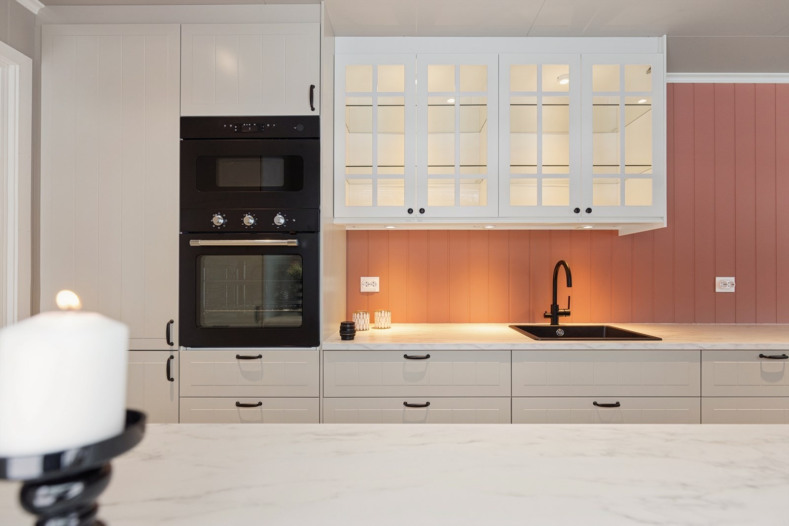 Medfølgende hvitevarer er en fin bonus! Her får du både stekeovn, mikro, platetopp, oppvaskmaskin og kombiskap. Galleribilde