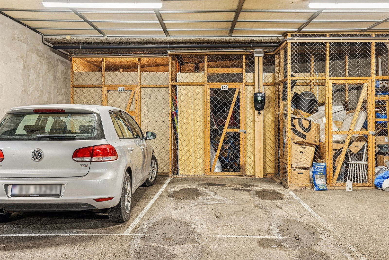Det medfølger biloppstillingsplass med lader og en bod på ca. 5 m² i felles garasjeanlegg. Galleribilde