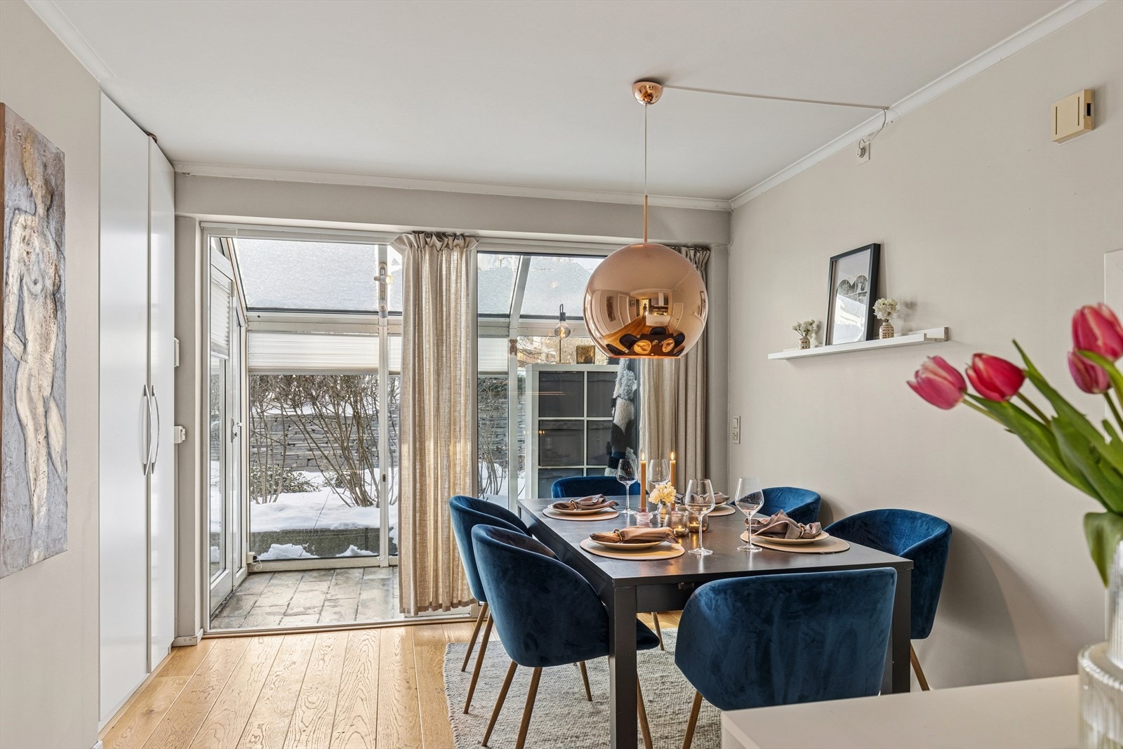 Fra spiseplassen er det direkte utgang til det innglassede vindfanget. Galleribilde