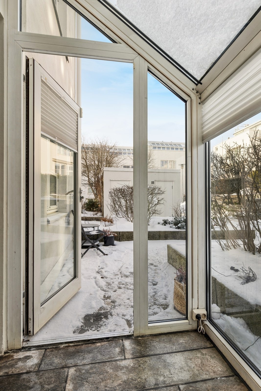 Den originale ytterdøren i stål med glassfelt slipper lys inn i vindfanget. Galleribilde