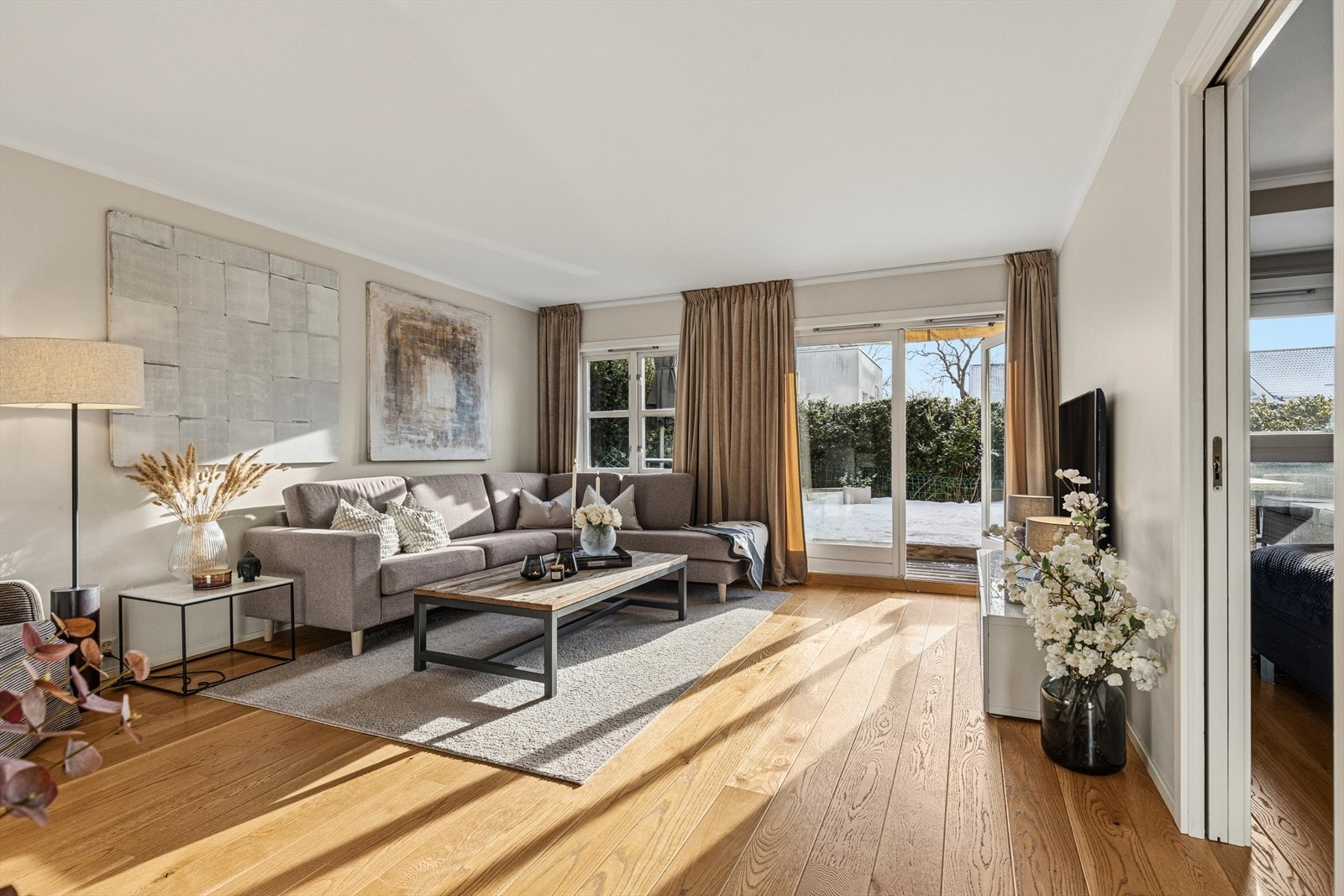 Stuen har god plass til en større sofagruppe og øvrig møblement. Galleribilde