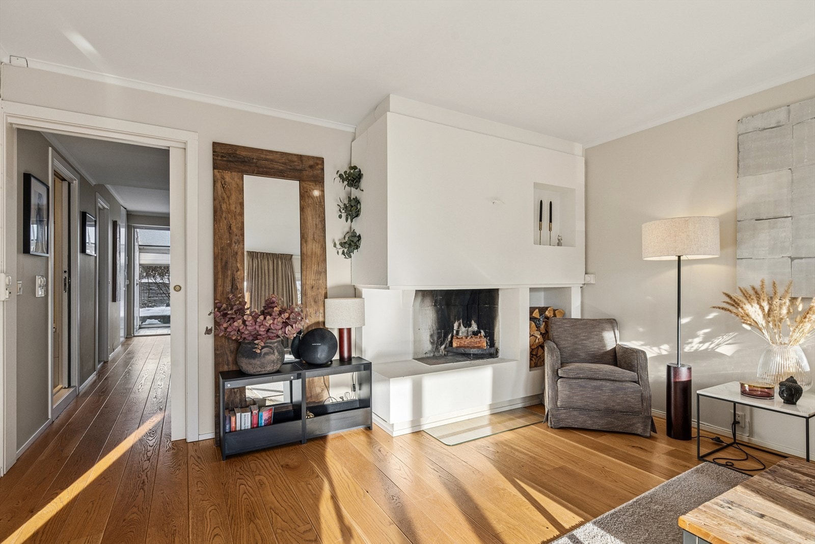 Peisen i stuen gir en lun atmosfære og supplerer gulvvarmen på kalde dager. Galleribilde