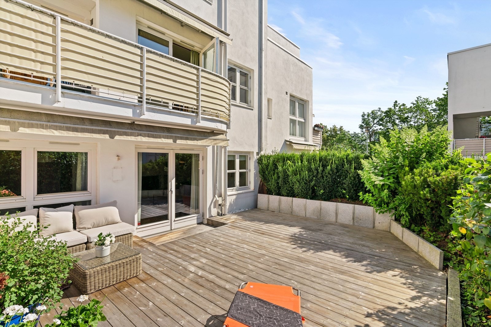 Terrassen er helt praktfull, sol fra formiddag til Selger opplyser om at solen kommer tidlig formiddag og går ned mellom kl 19:30-20:30 på høysommer. Ingen innsyn. Galleribilde