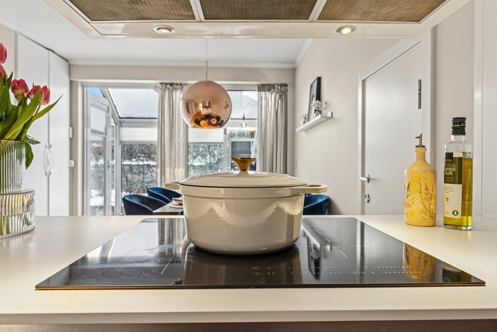 Kokesonen med induksjonstopp er plassert på en halvøy som vender ut mot spiseplassen. Galleribilde