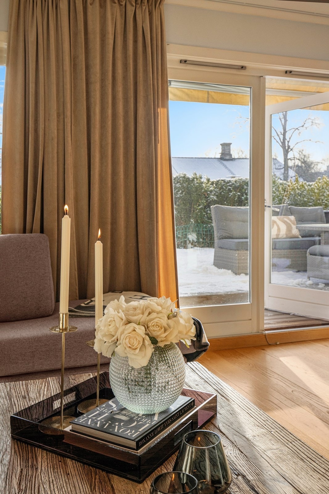 Her kan du åpne opp terrassedøren og nyte solstrålene som slippes inn. Veggene i leiligheten er malt i nyere tid, noe som gir et rent og tidsriktig uttrykk. Galleribilde