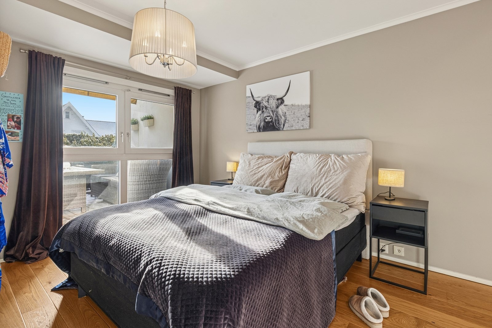 Hovedsoverommet har gulvvarme for ekstra komfort og god plass til dobbeltseng. Galleribilde