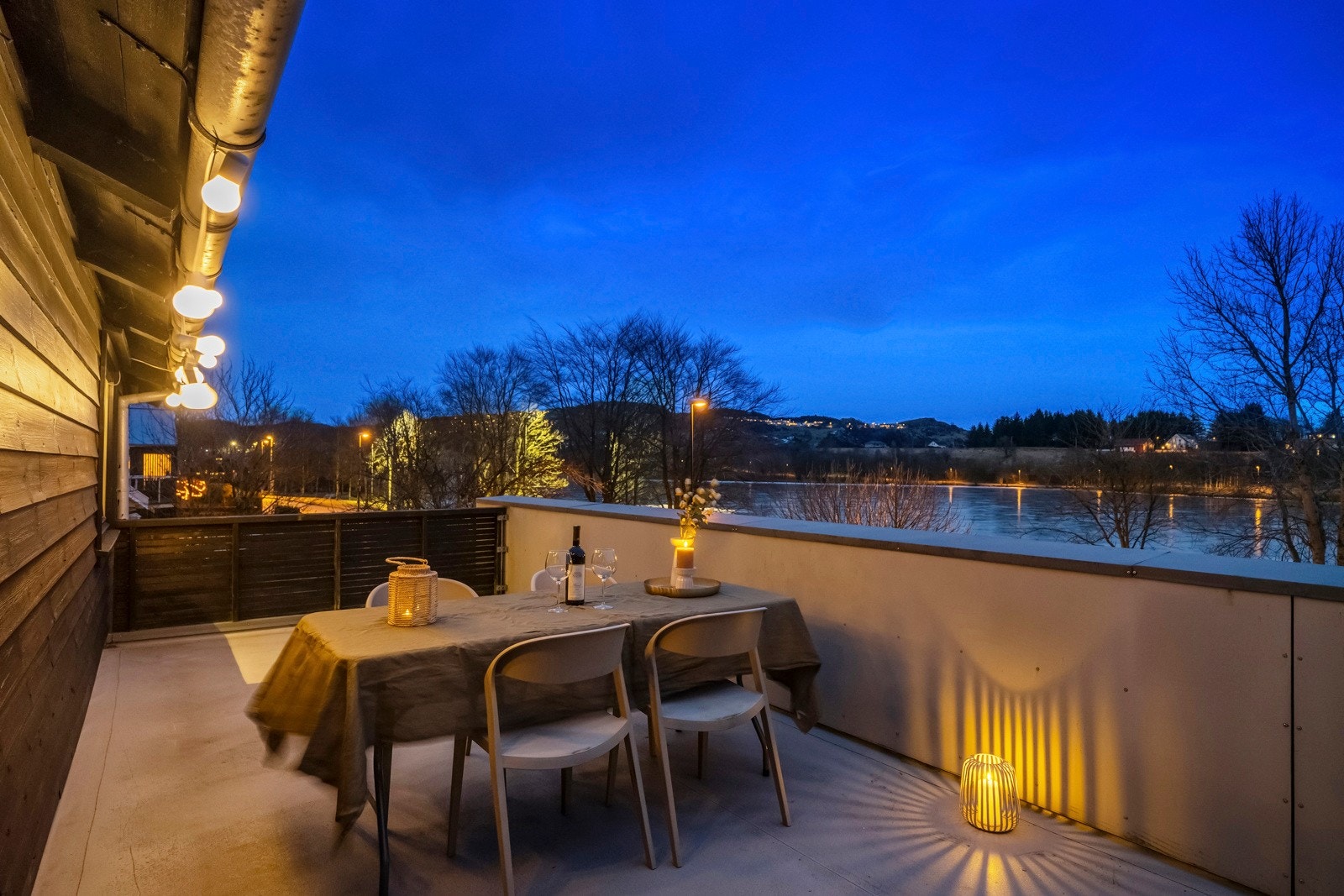 Takterrassen har flott utsikt over hagen og Stokkelandsvannet . Galleribilde