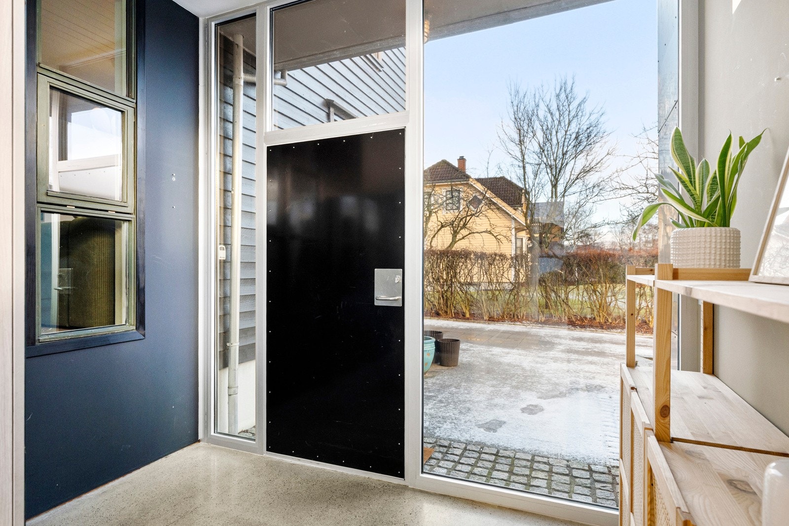 Biinngangen ved stuen er av god størrelse og svært praktisk i hverdagen. Galleribilde