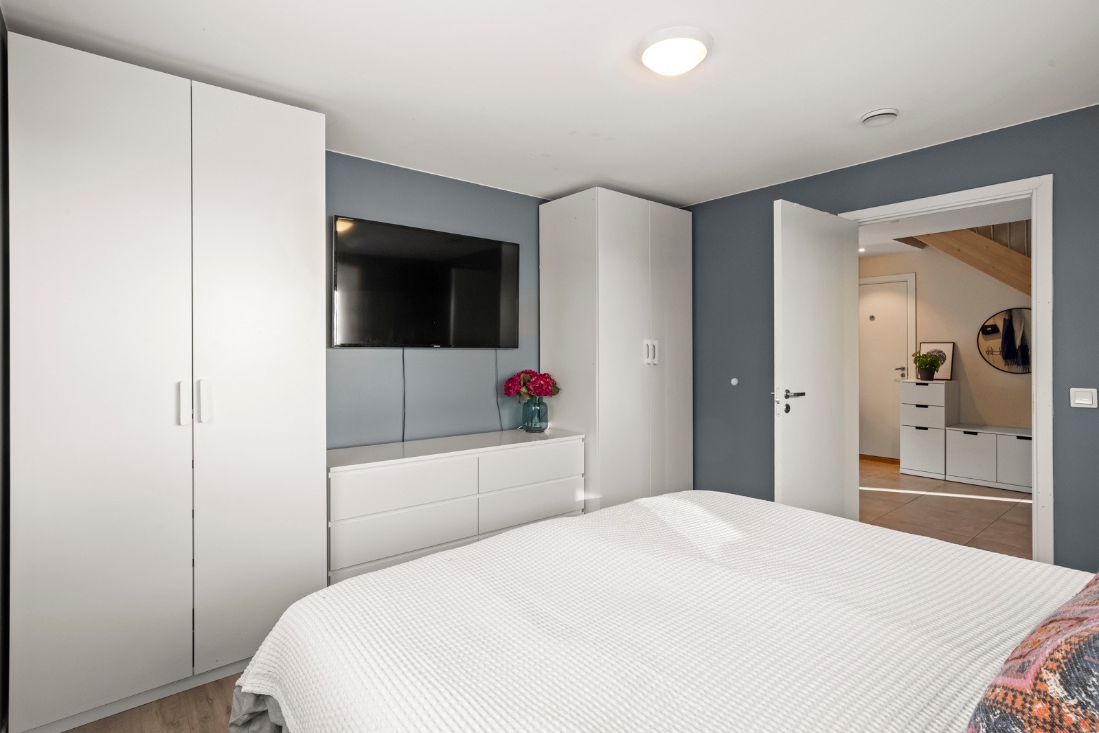 På soverommet i 1.etasje er det rikelig med lagringsplass i garderobeskap og plass til kommode. Galleribilde