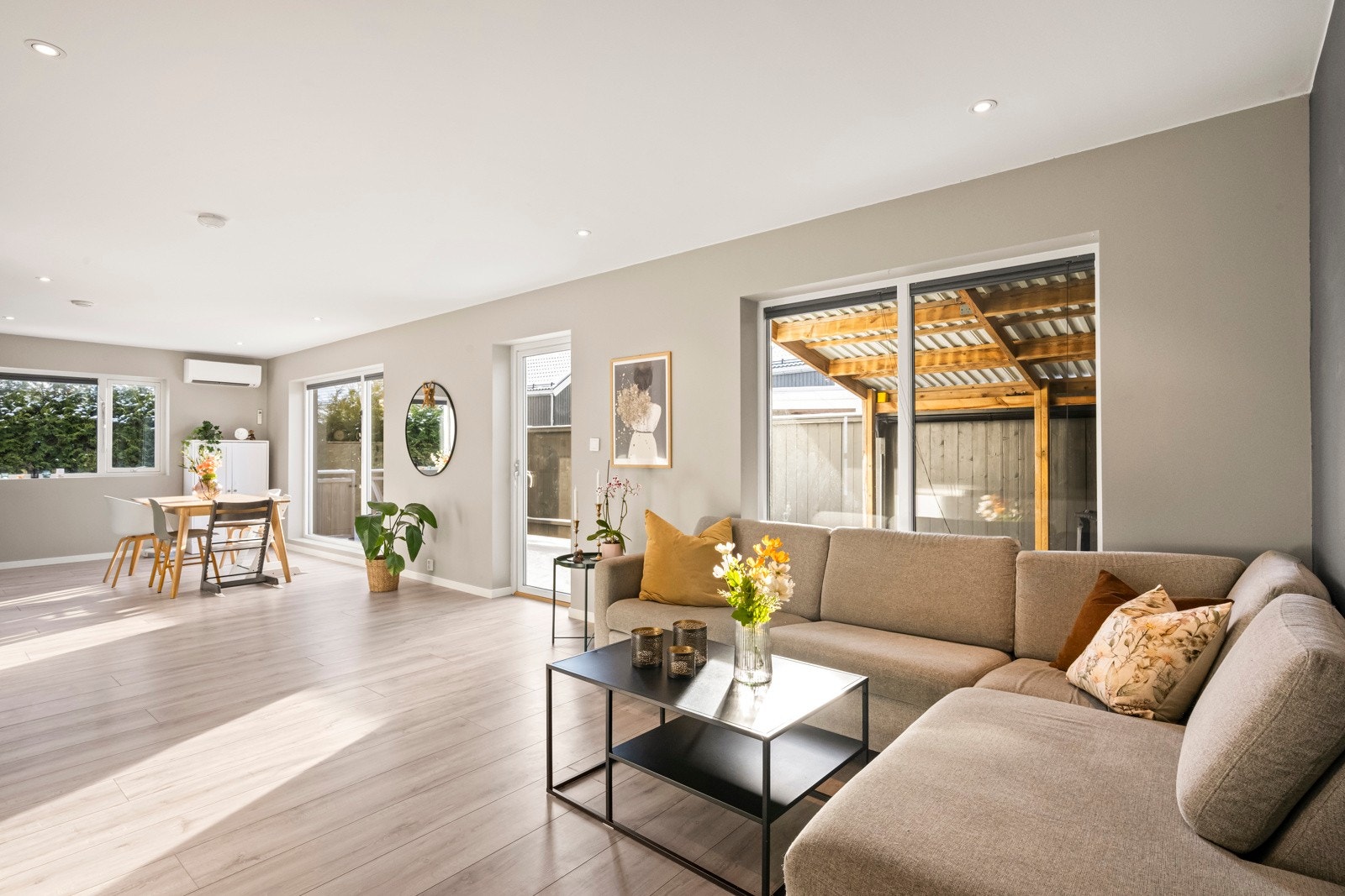 I stuen er det god plass til stor sofagruppe, tv-møbel og diverse annet møblement. Galleribilde