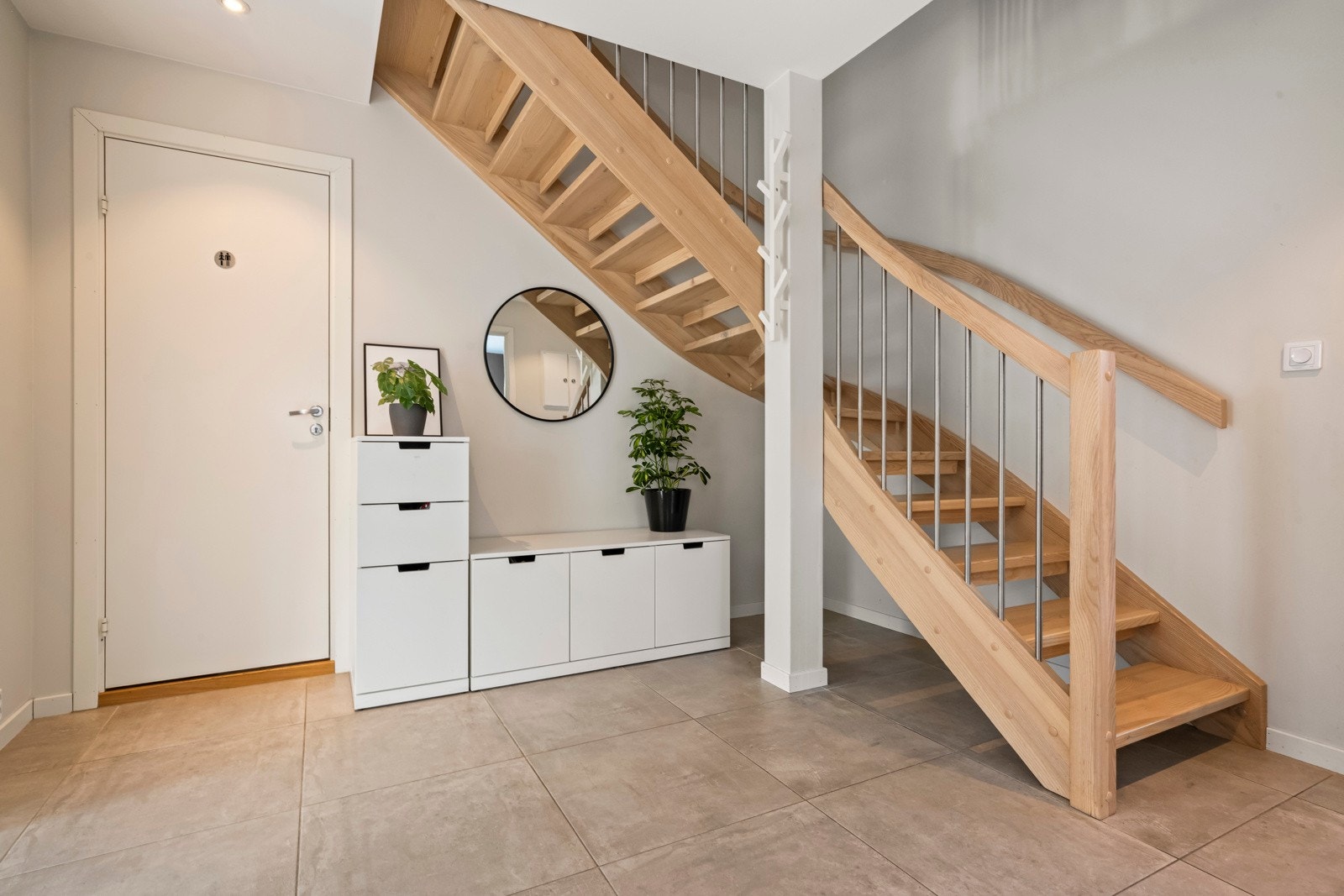 I 1. etasje møtes du av en romslig gang med behagelige varmekabler, og inngang til hovedsoverom og delikat, flislagt bad. Galleribilde