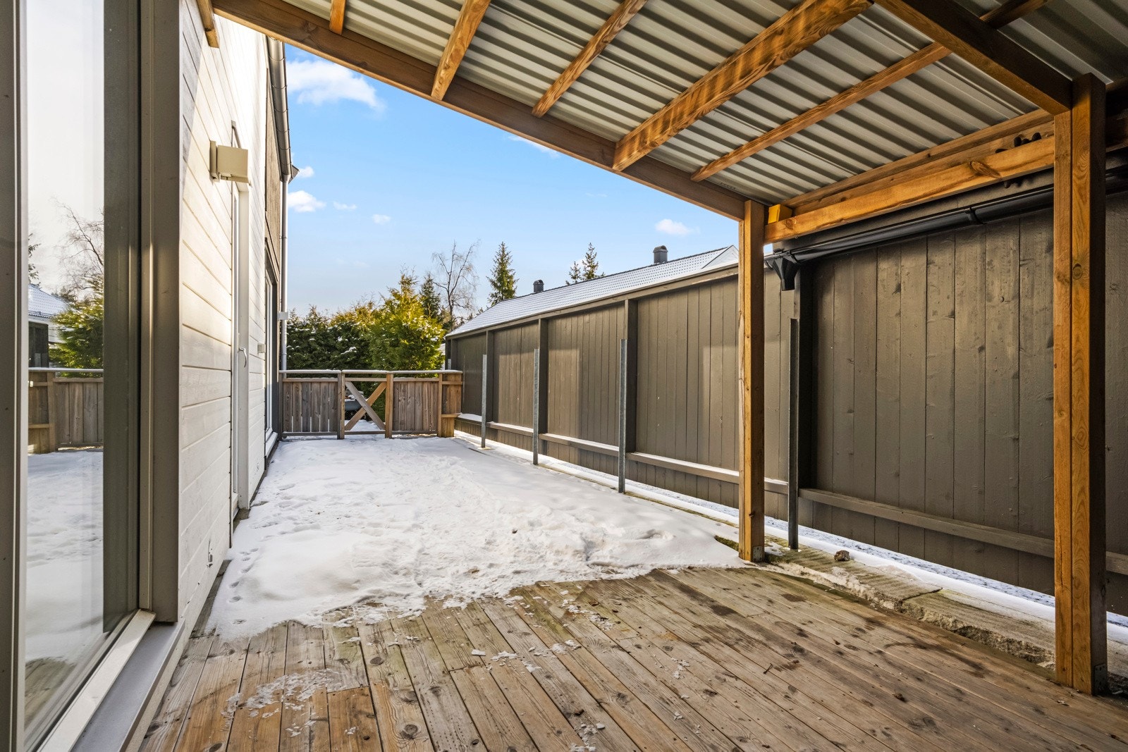Terrassen er delvis overbygget (2022), noe som gir et ekstra bruksrom ute - perfekt for både grilling, utemøbler og lune kvelder, også når været ikke er helt på topp. Galleribilde