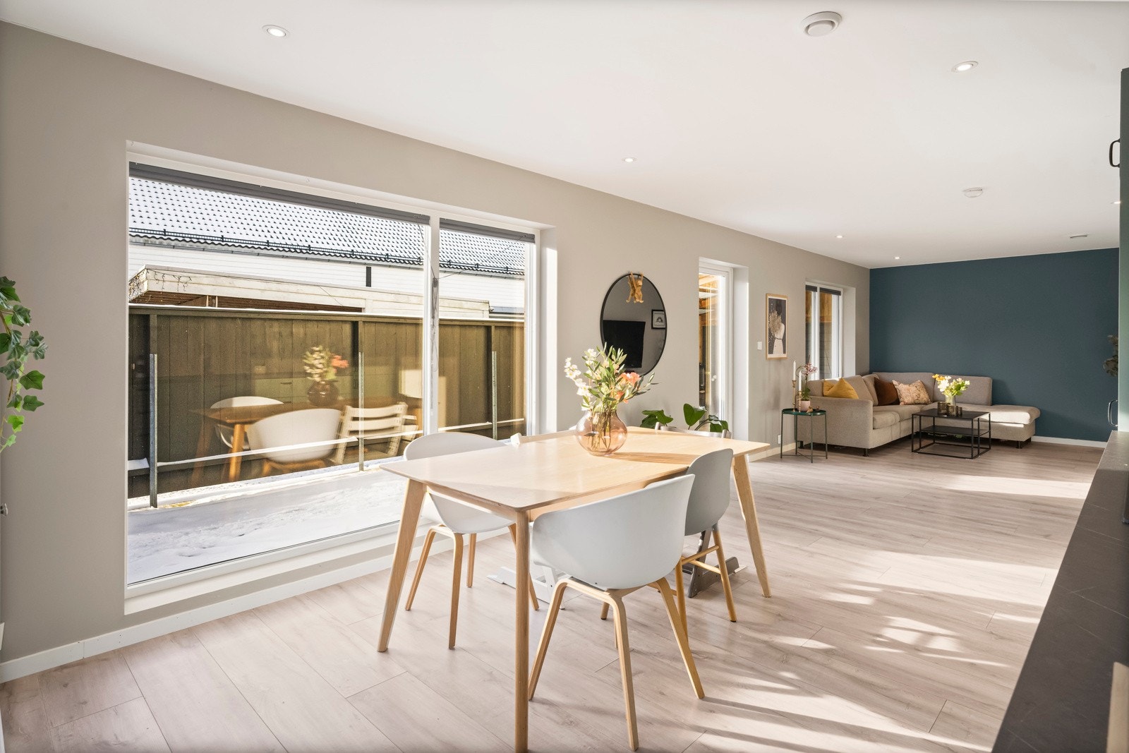 Den åpne løsningen gir en sosial sone hvor kjøkken og stue naturlig flyter sammen - perfekt for både hverdagsliv og sosiale sammenkomster. Galleribilde