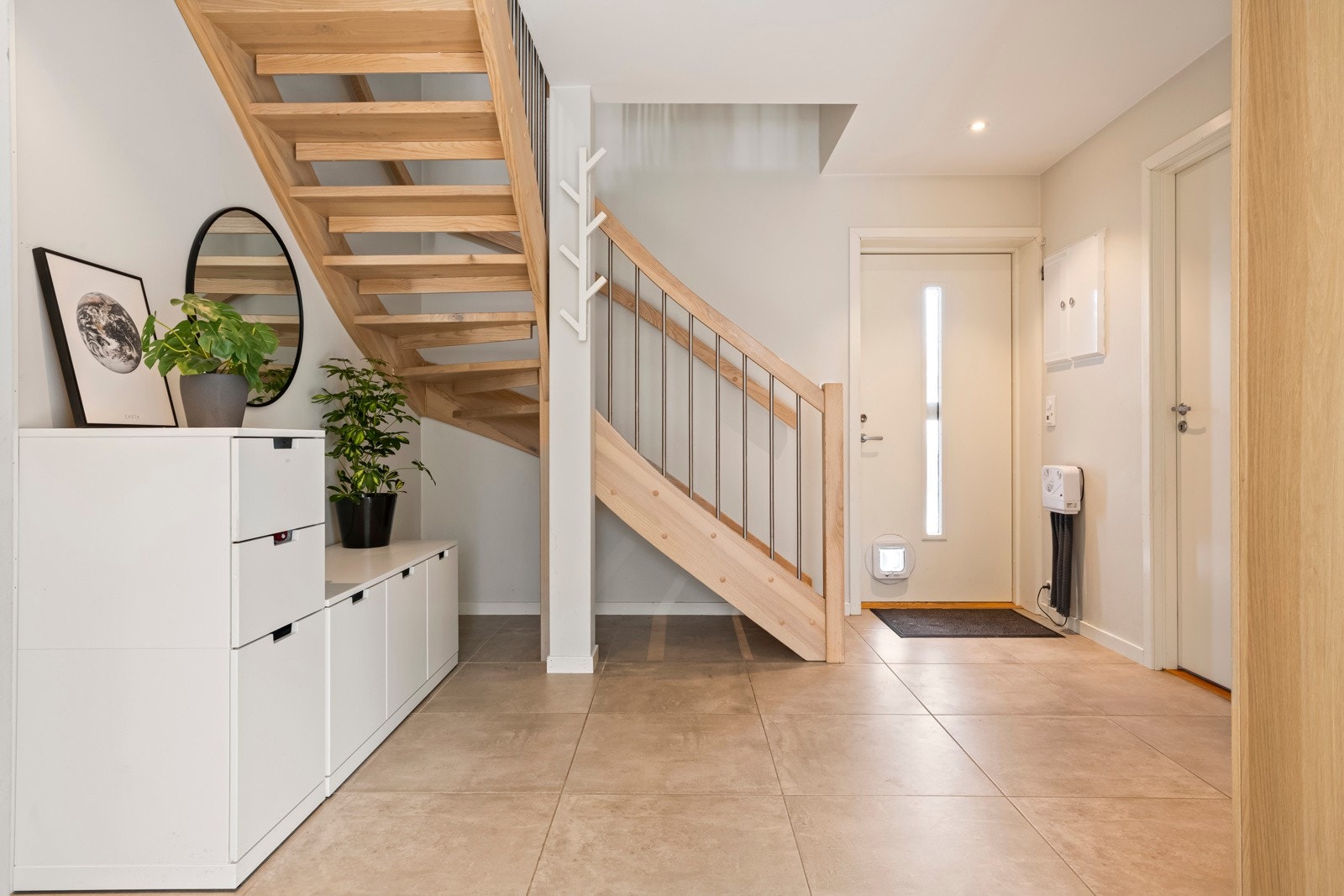 I 1. etasje møtes du av en romslig gang med behagelige varmekabler, og inngang til hovedsoverom og delikat, flislagt bad. Galleribilde