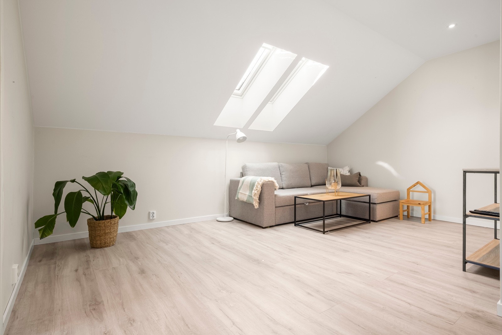 Her har man god plass til sofagruppe og løsning for hjemmekontor. Galleribilde