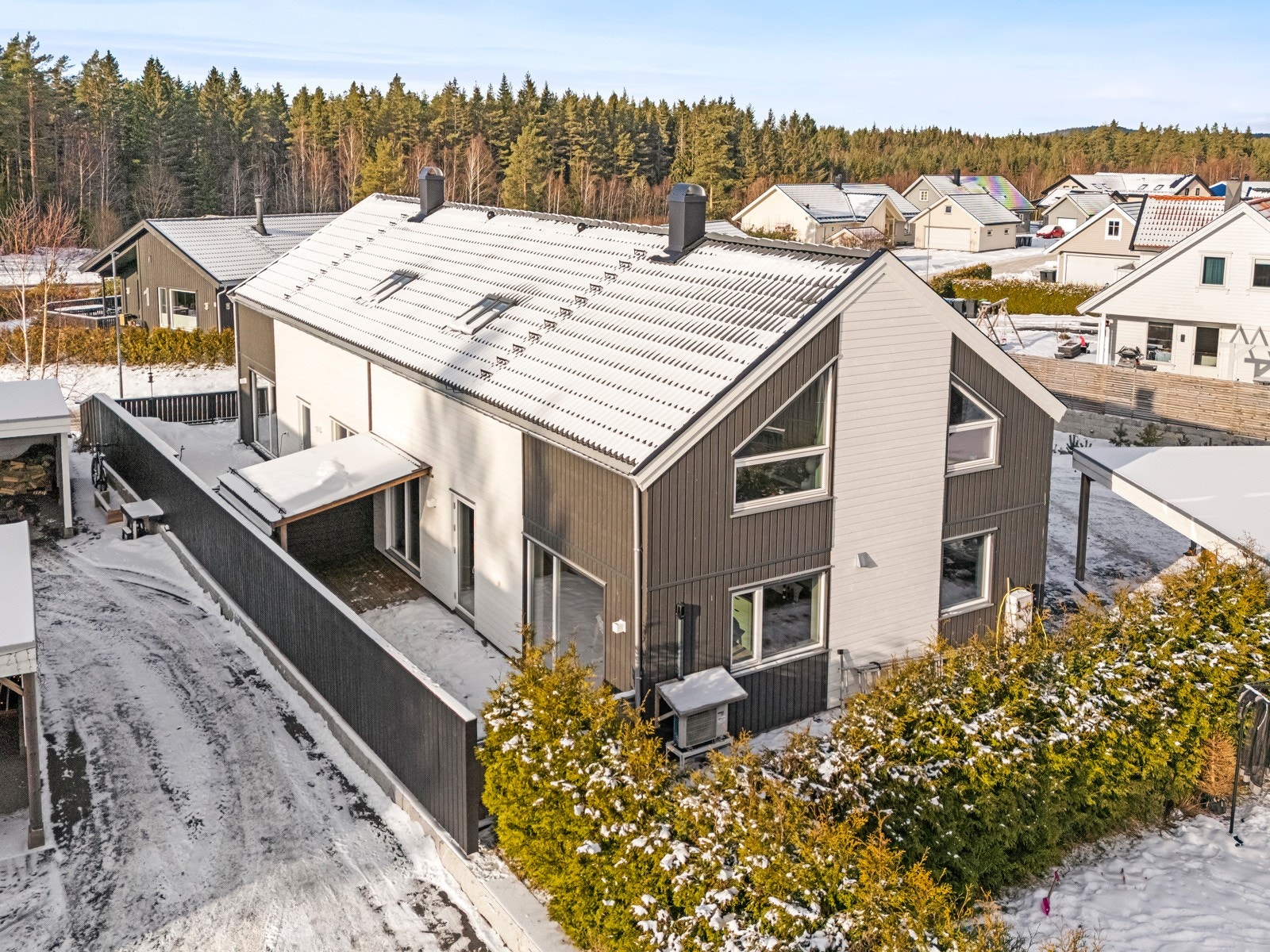 En moderne og lettstelt vertikaldelt tomannsbolig fra 2019, beliggende i et rolig og barnevennlig område i Svinndal. Galleribilde