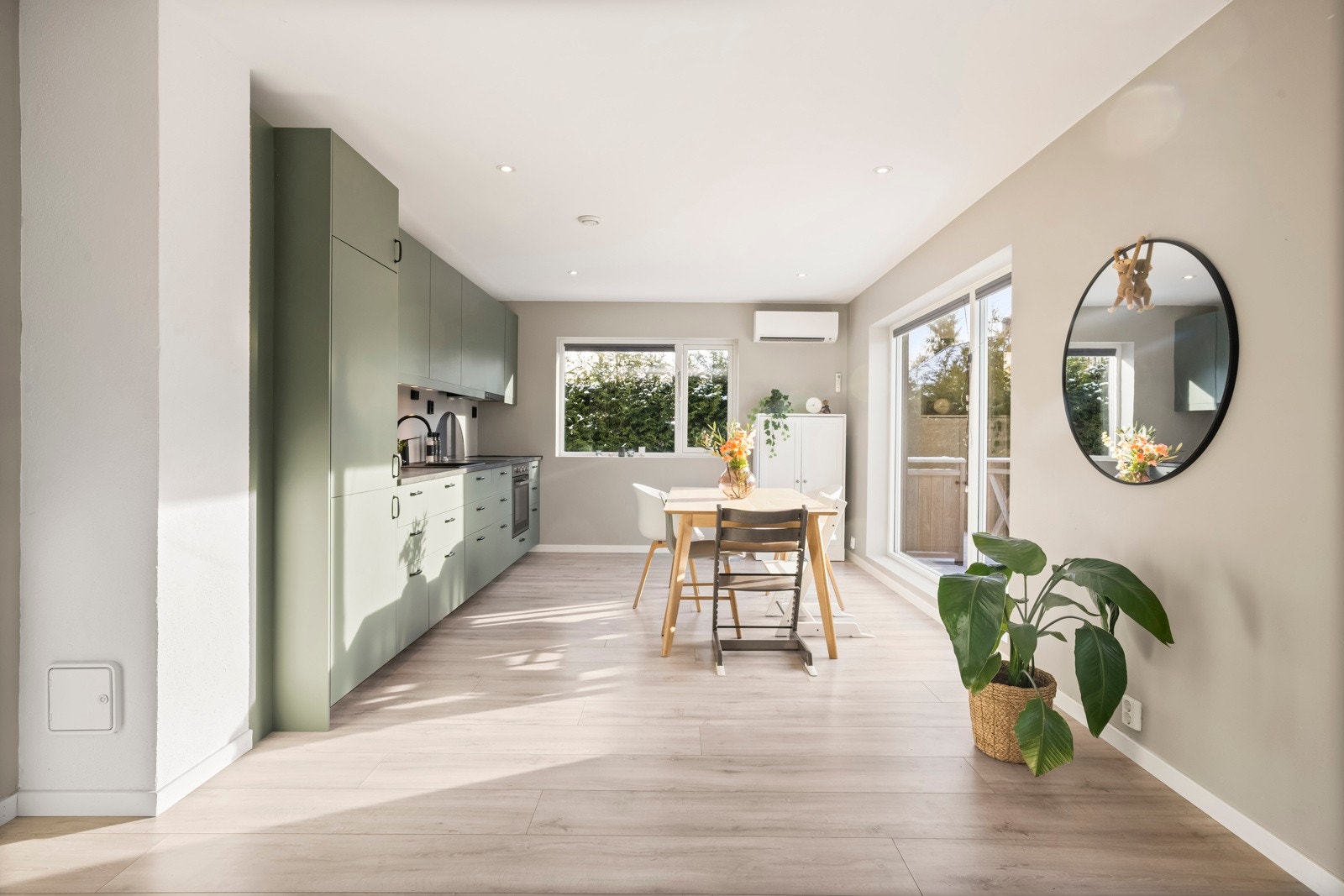 Videre inn kommer man til en lys og åpen stue- og kjøkkenløsning med store vindusflater og utgang til sydvendt terrasse. Galleribilde