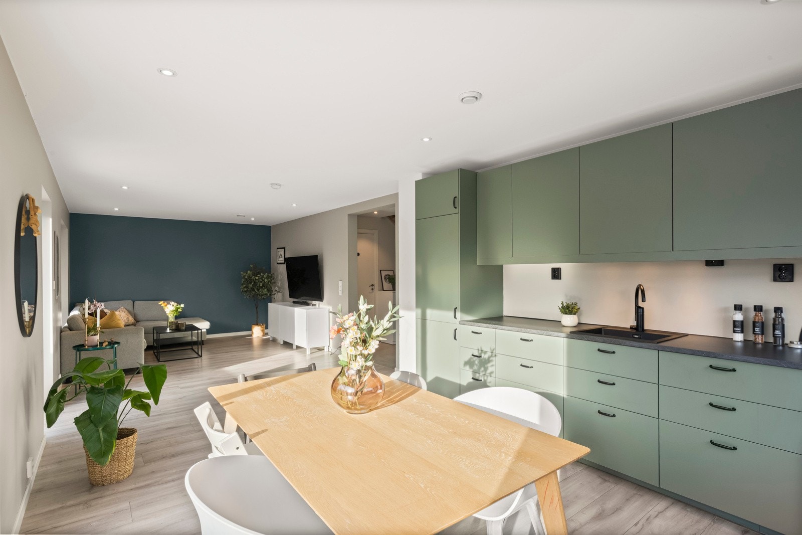 Det er god plass til stort langbord i tilknytning til kjøkkenet. Galleribilde