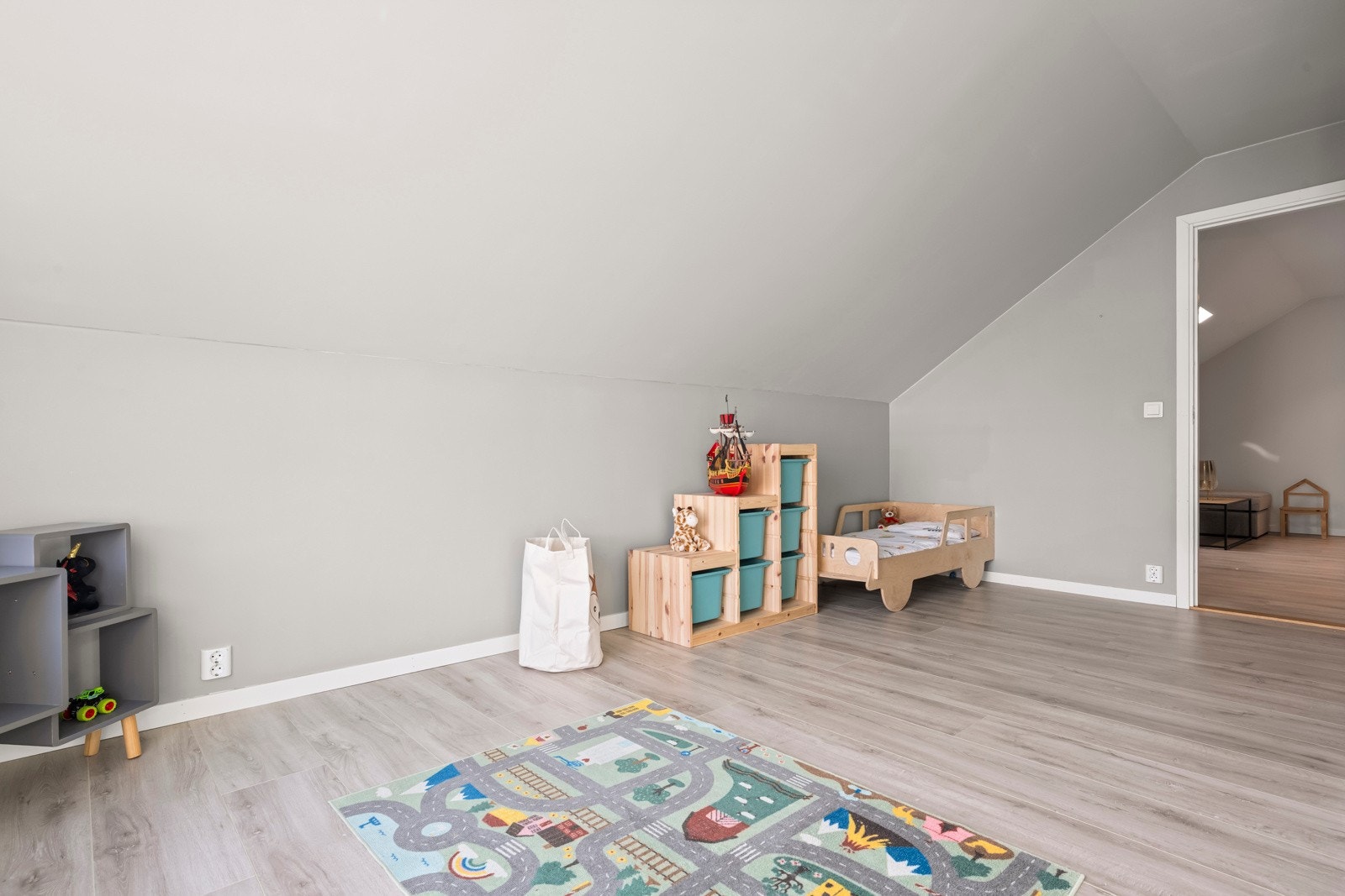 Begge soverommene ble malt i 2025 og det er godt med gulvplass til lek for de minste. Galleribilde