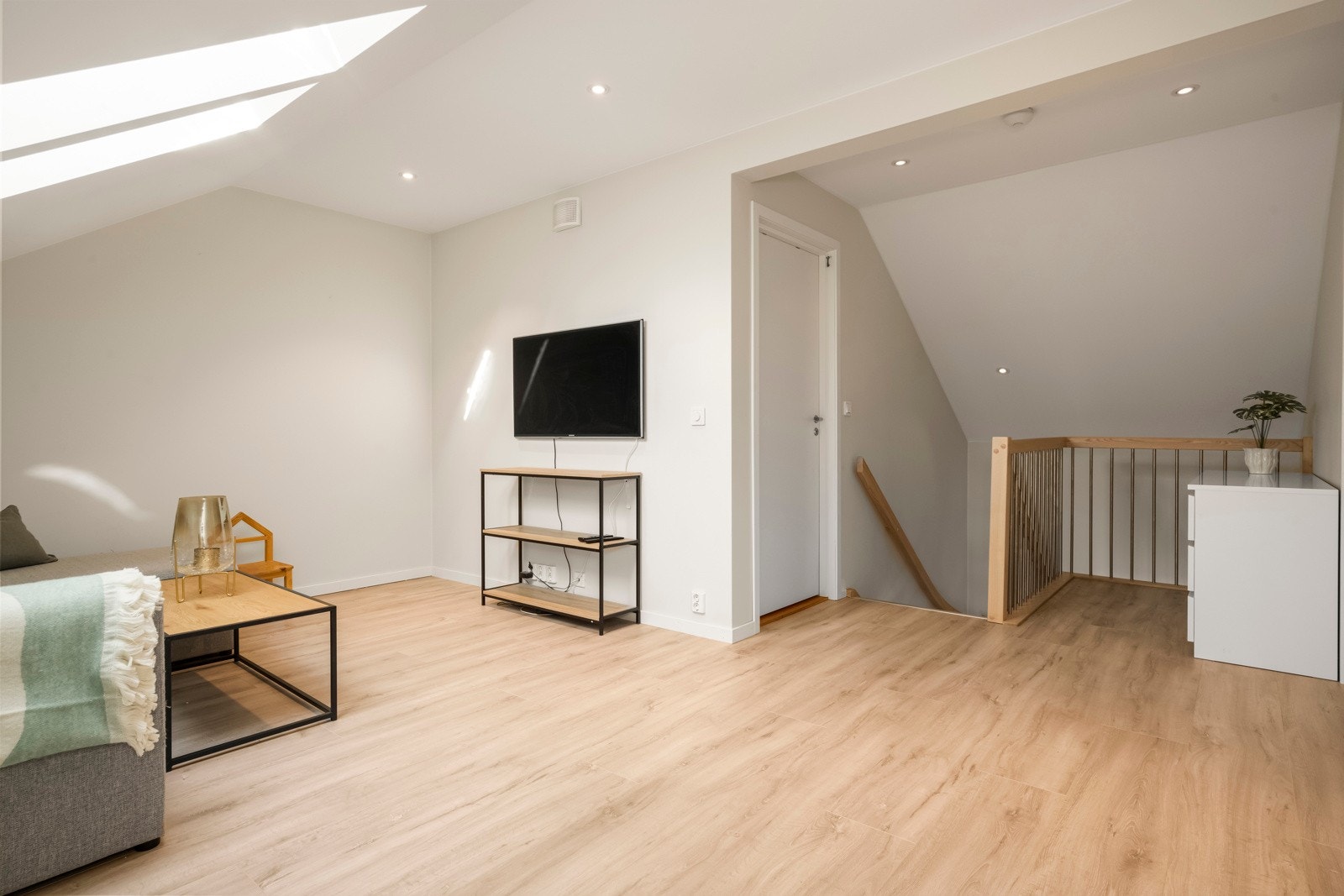 Trivelig loftsstue som egner seg utmerket som TV-stue, lekerom eller hjemmekontor. Galleribilde