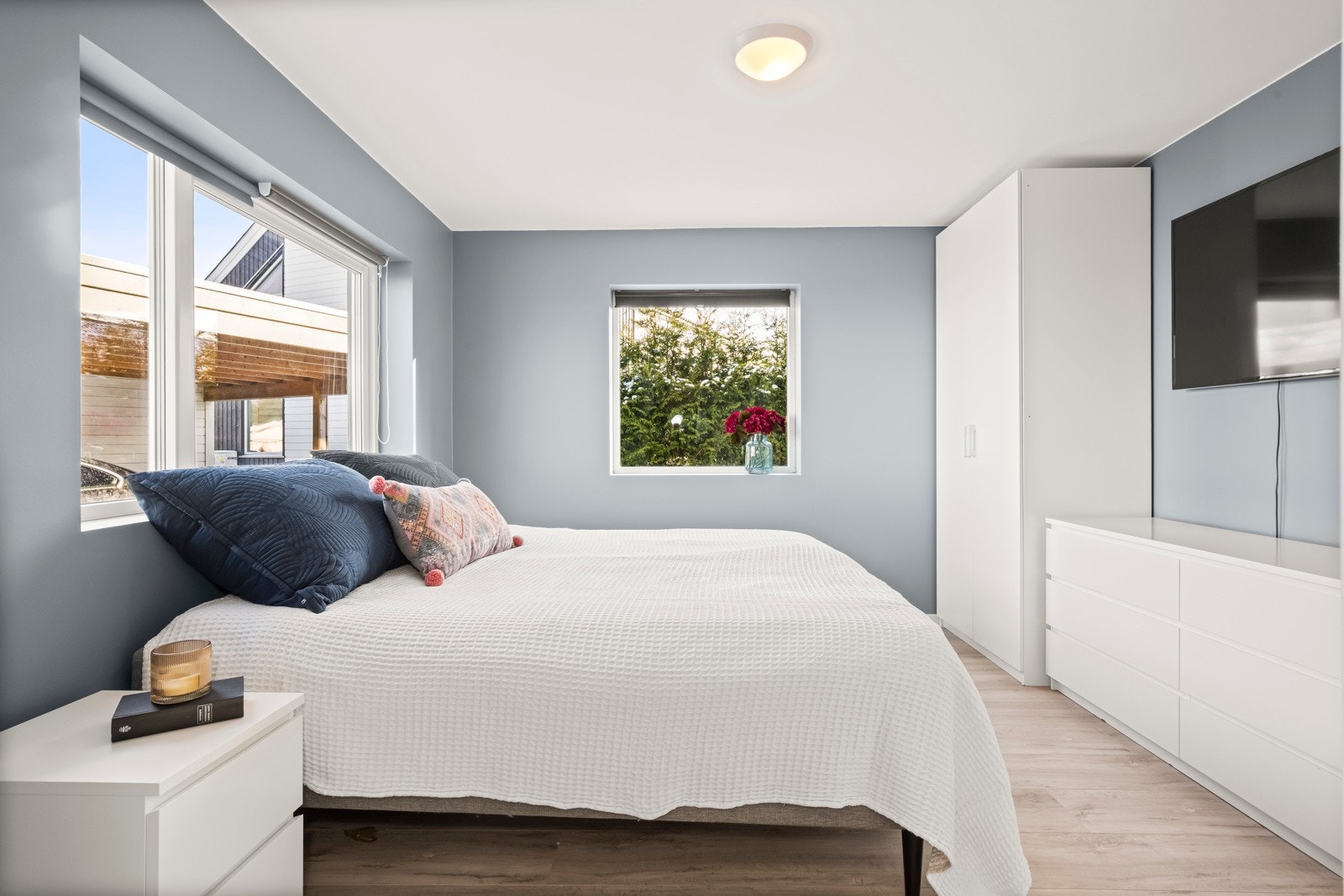 Med tre soverom får familien god plass. Ett soverom ligger i 1.etasje mens de to andre ligger i 2.etasje. Galleribilde