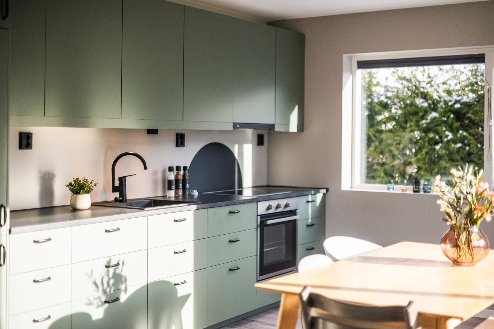 Da ble også kjøkkenet oppgradert med ny platetopp, ventilator og et ekstra høyskap som gir rikelig med oppbevaringsplass. Galleribilde