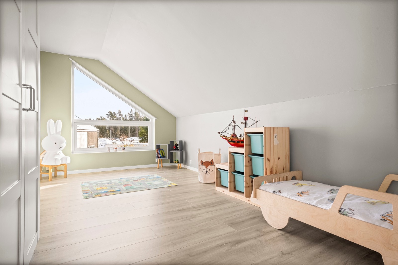 De to soverommene oppe er av gode størrelser med plass til blant annet seng, nattbord, skrivepult og garderobeskap. Galleribilde