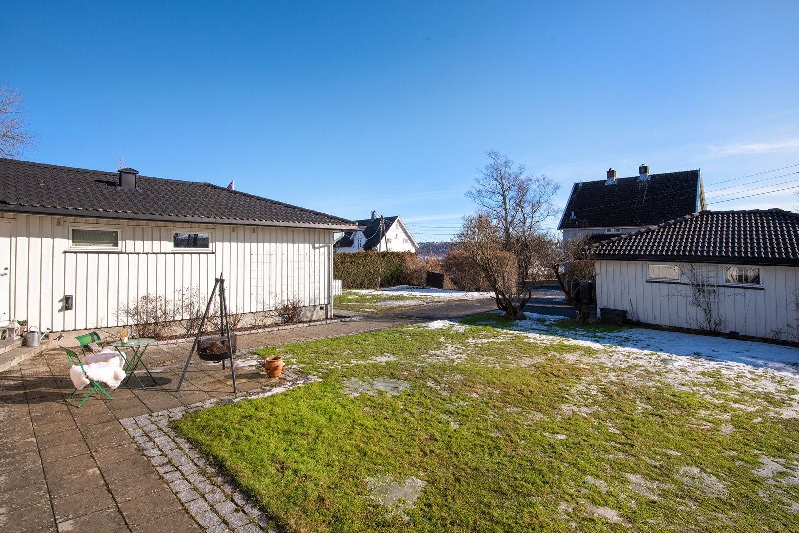 Boligen har lettstelte hagearealer på begge sider med plen og gode uteområder. Galleribilde