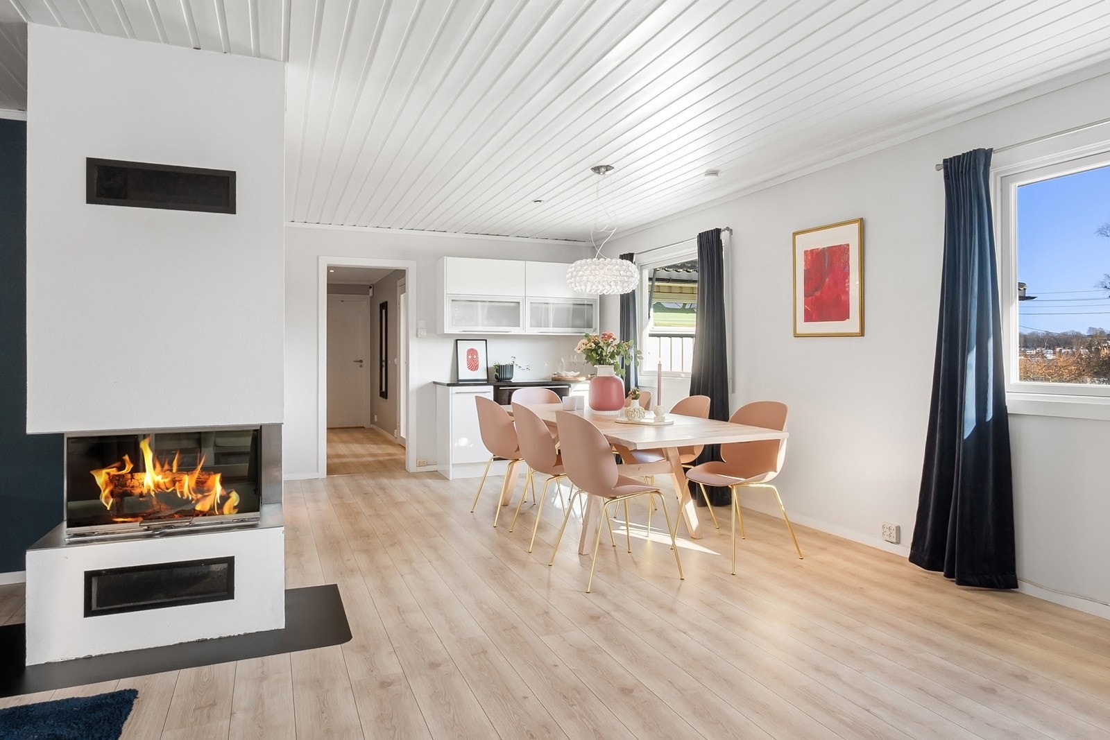 Eneboligen går over to plan med plass til hele familien. Boligen er velholdt og har gjort flere oppgraderinger de senere årene. Galleribilde