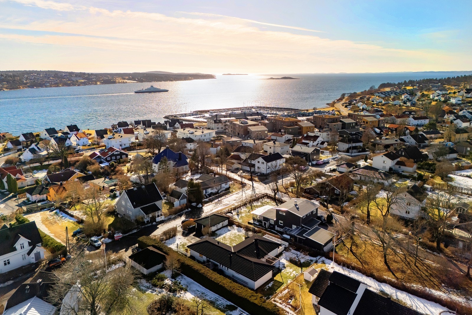 Eiendommen ligger i et rolig, ettertraktet og veletablert boligområde med sentral beliggenhet på Jeløy. Galleribilde