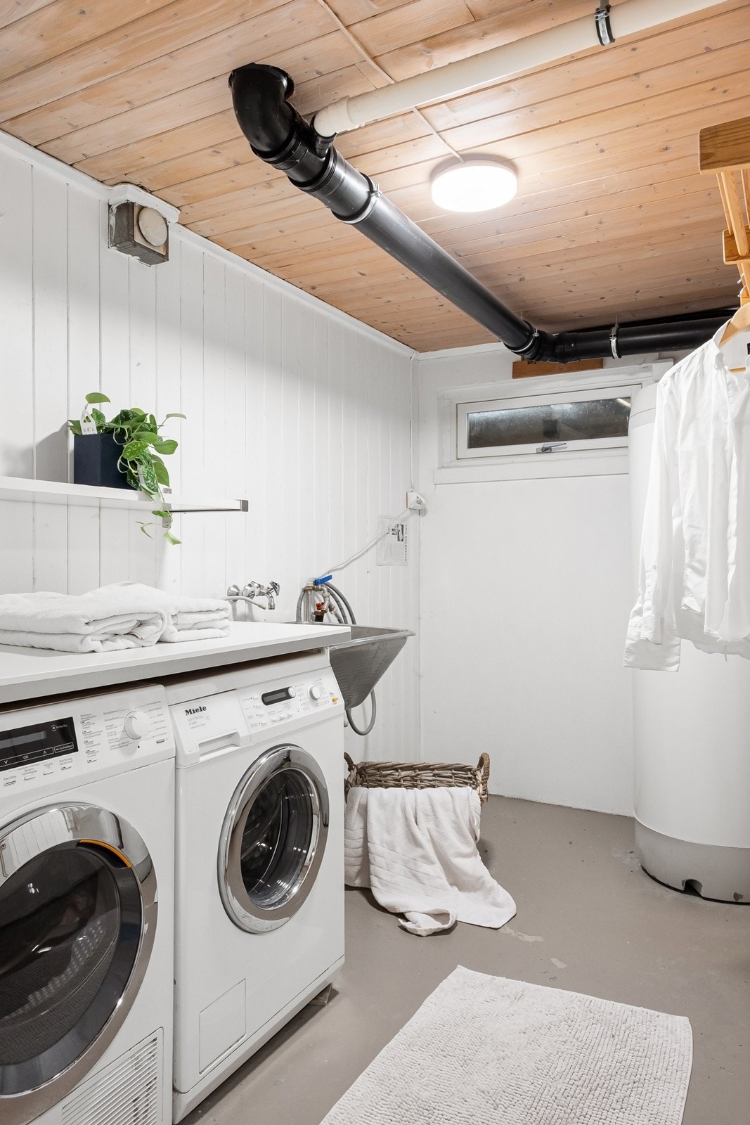 I kjelleren finnes også vaskerom med malt betonggulv, utstyrt med utslagskum, opplegg for vaskemaskin, samt varmtvannsbereder på 300 liter. Galleribilde