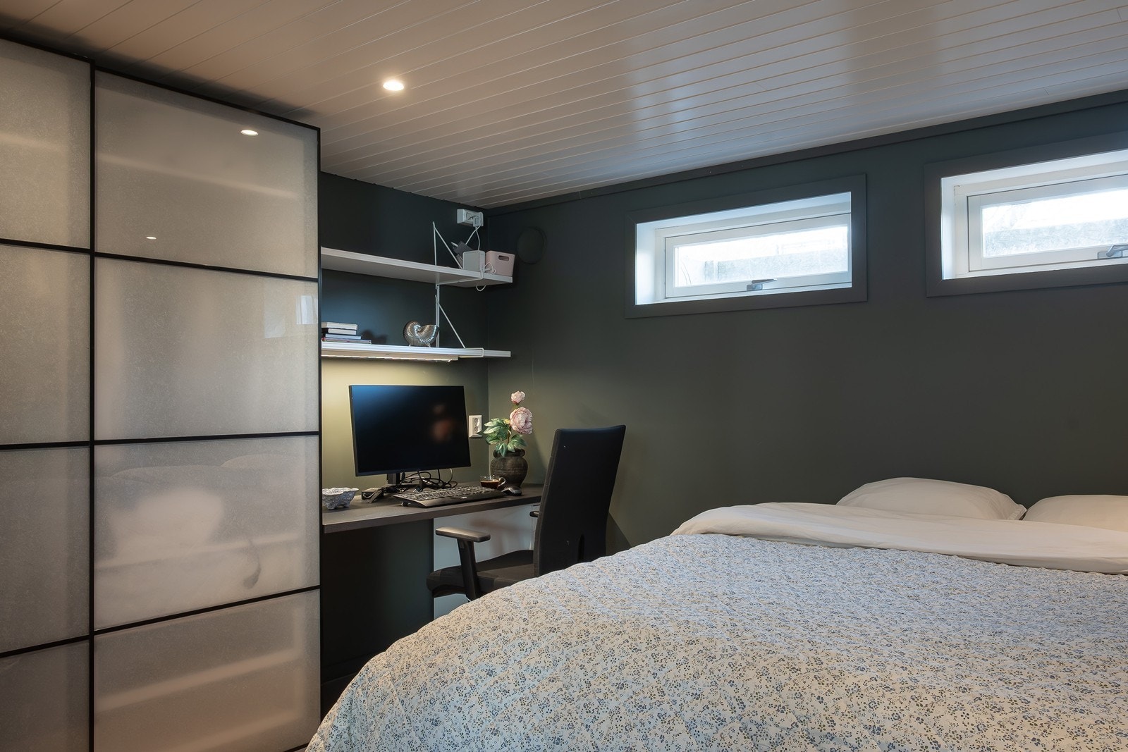 Rommet har skyvedørsgarderobe og skrivepult. Rommet er ikke godkjent som varig oppholdsrom. Galleribilde