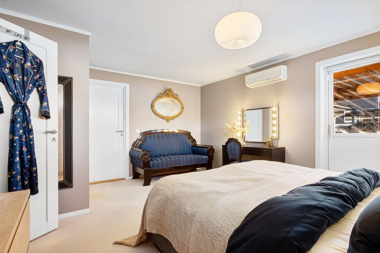 Rommet er innbydende og romslig, og er utstyrt med varmepumpe. Galleribilde