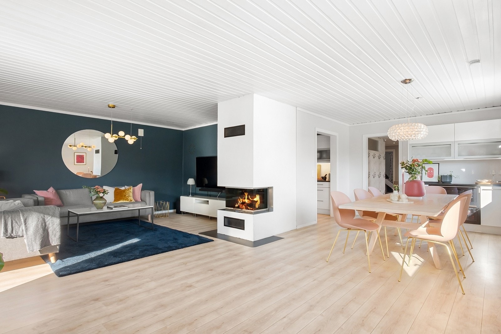 En sentralt plassert peis, oppgradert i 2014, skaper en lun atmosfære i rommet. Galleribilde