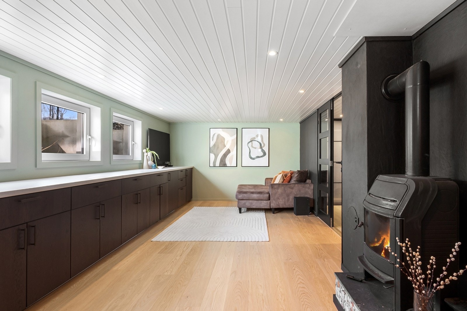 Kjellerstuen ble oppgradert i 2024 og fremstår som et hyggelig oppholdsrom, egnet som TV-stue eller aktivitetsrom for barna i huset. Her er det også varme i gulvet. Galleribilde