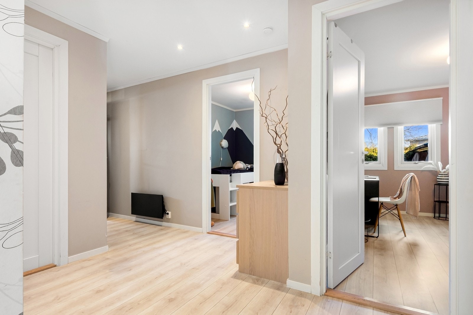 Soverommene ligger skjermet fra stue- og kjøkkenområdet. Galleribilde