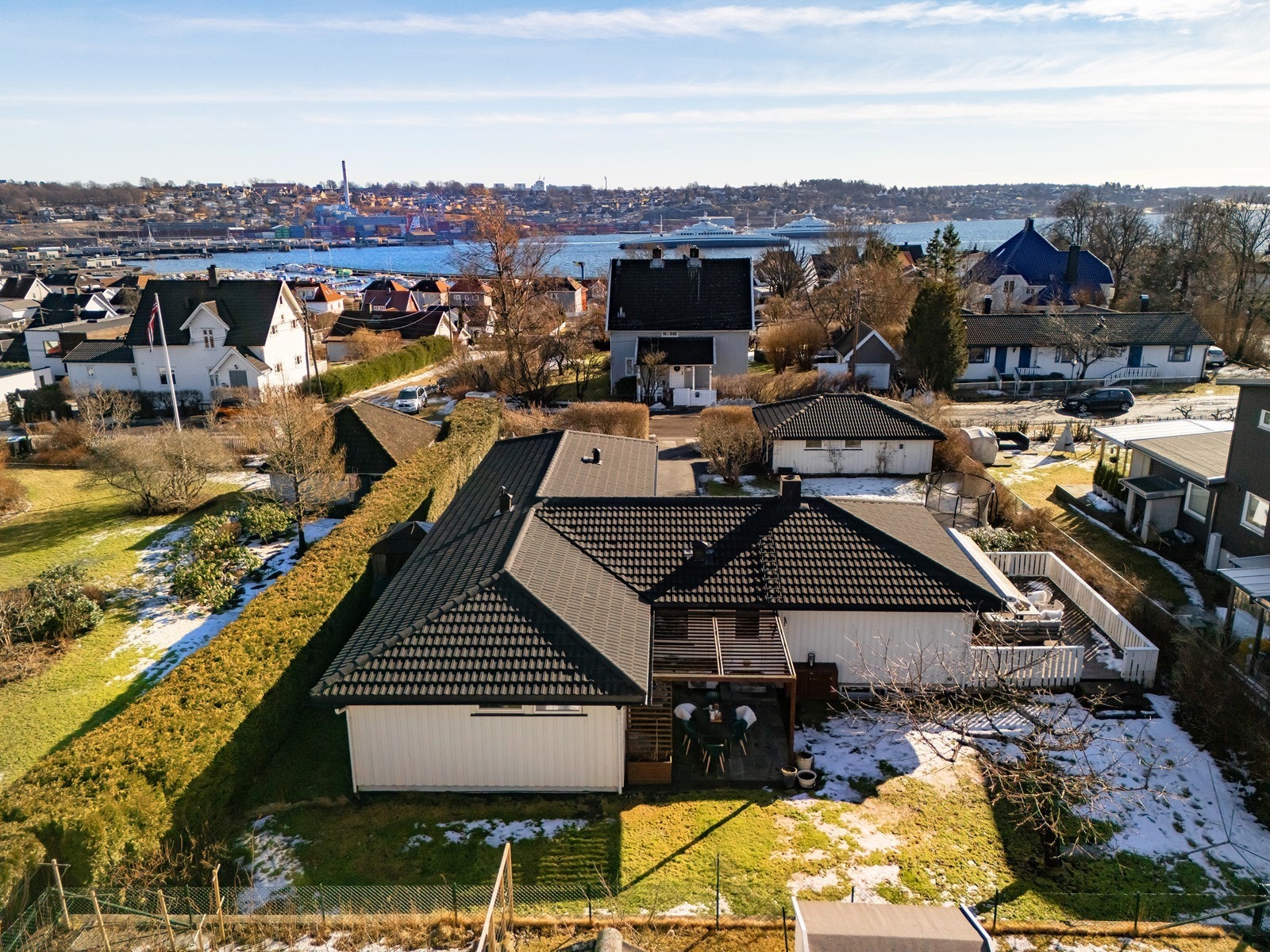 Fra eneboligen er det ikke mange meter til strand, båthavn og flotte turområder. Galleribilde