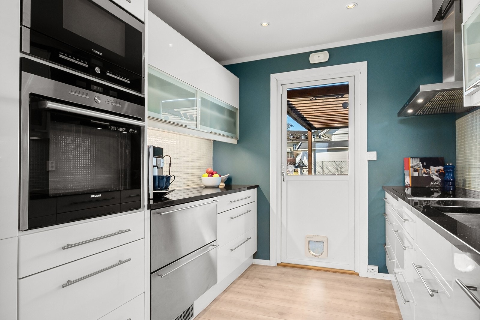 Hvitevarer består av integrert platetopp, stekeovn, oppvaskmaskin, kjøleskuffer samt kjøl-/fryseskap. Galleribilde