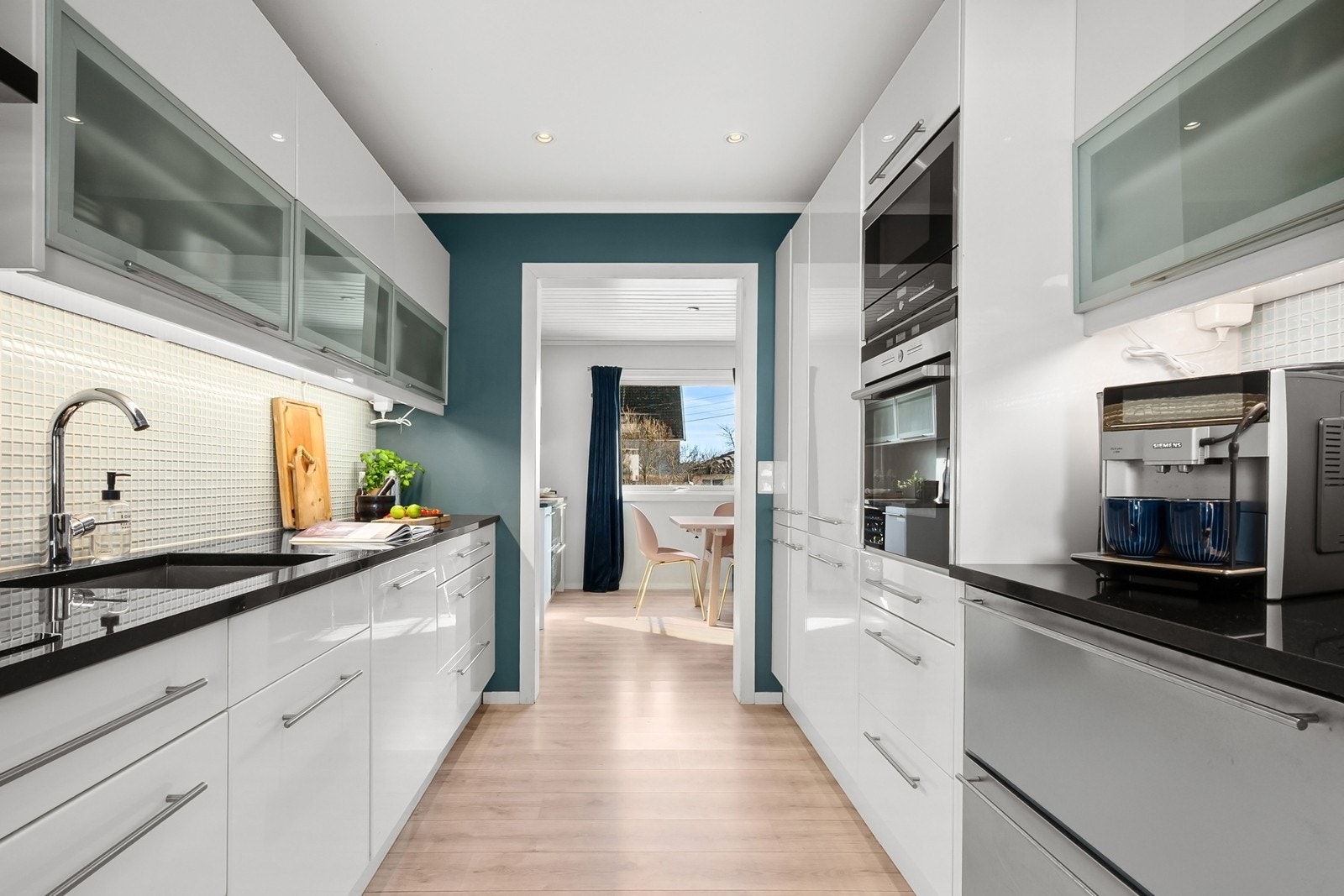 Kjøkkenet har innredning fra 2011 med glatte fronter og laminerte skrog. Innredningen byr på rikelig med skap- og benkeplass, med granitt benkeplate og underlimt oppvaskkum. Galleribilde