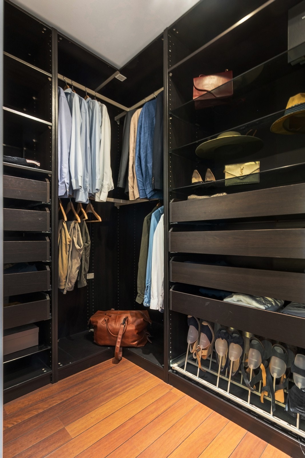 Hovedsoverommet har gode oppbvearingsmuligheter i tilhørende garderoberom. Galleribilde