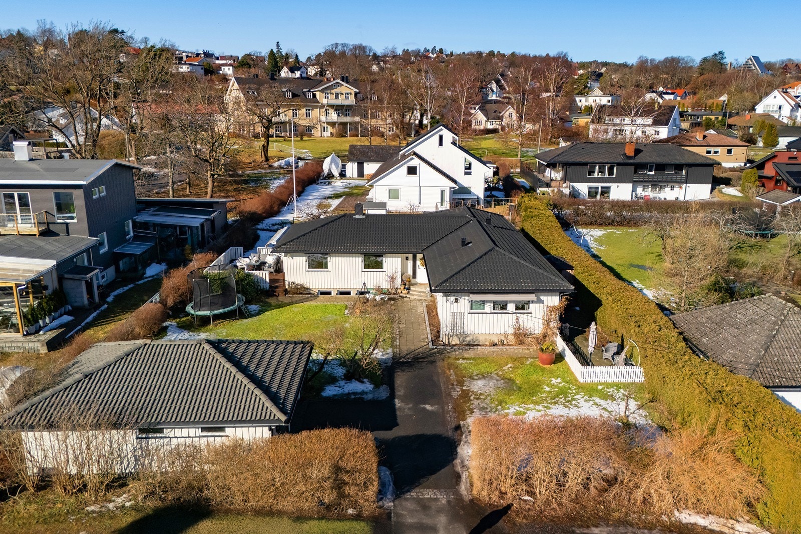 Boligen har et totalt innvendig bruksareal på 286 kvm, og inkluderer en godkjent utleiedel på 47 kvm med egen inngang og uteplass. Galleribilde