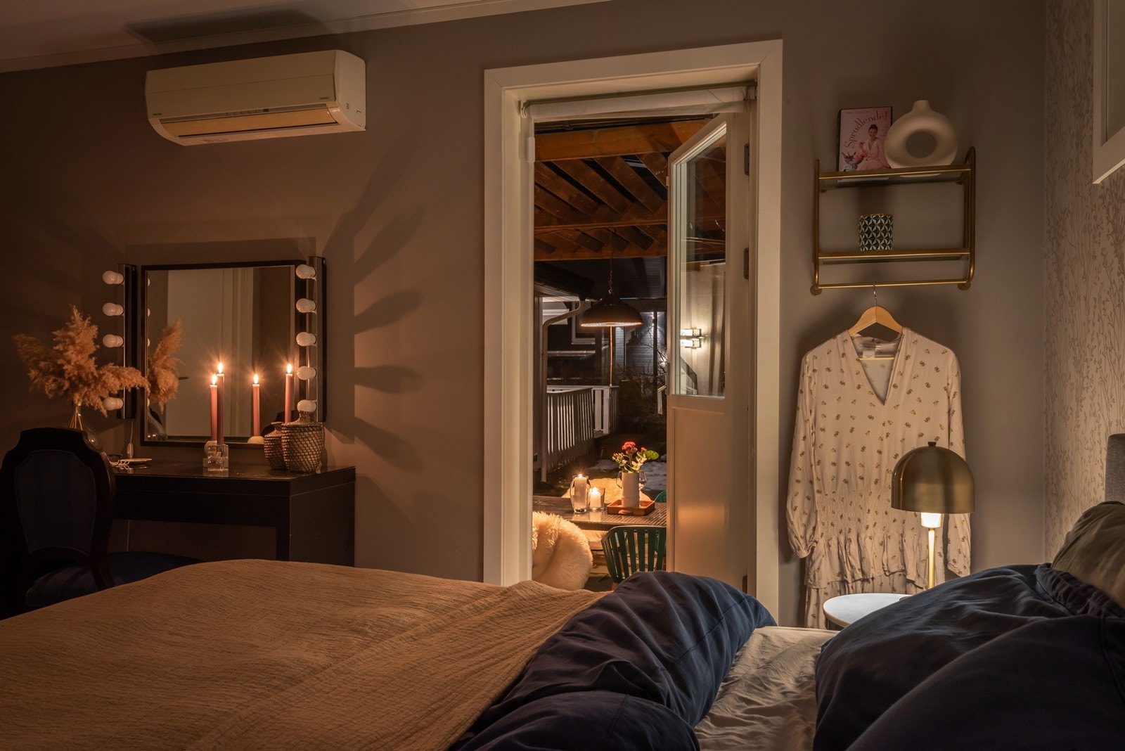 Hovedsoverommet har utgang til samme uteplass som også nås fra kjøkkenet. Galleribilde