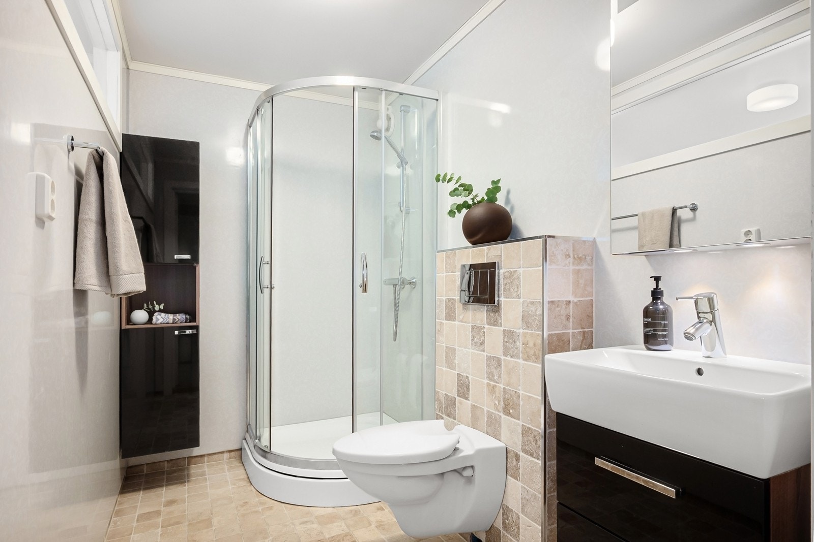 Boligen har to flislagte bad i hovedetasjen, begge med gulvvarme. Badene er fra 2011 og har en gjennomgående tidløs utførelse. Galleribilde