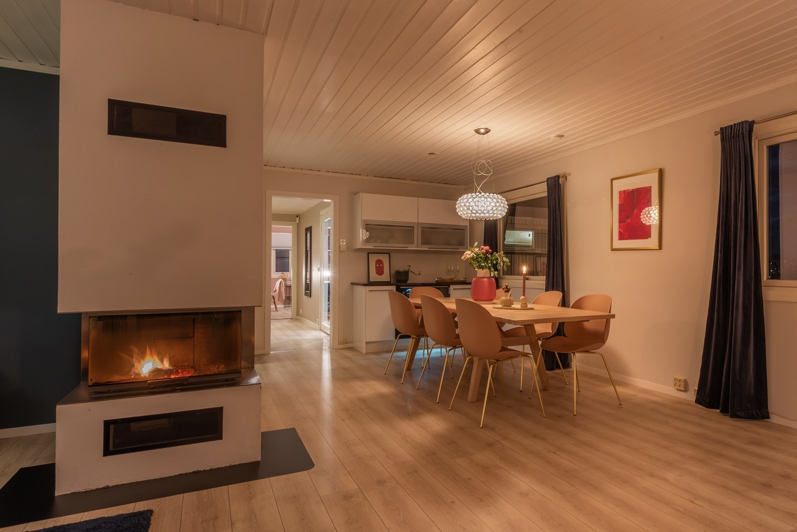 Like ved kjøkkenet, bak dagens spiseplass er det overskap og benk som gir ekstra oppbevaringsplass og fungerer godt som anretnings- eller serveringsområde. Galleribilde